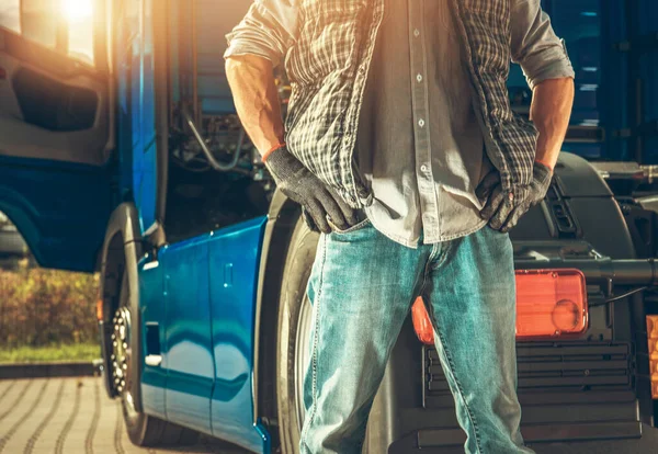 40多岁的专业白人卡车司机呆在他的新的半卡车拖拉机前面 — 图库照片