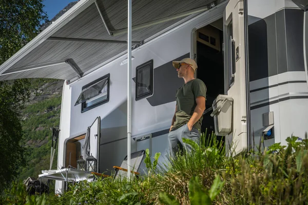 Kaukasischer Mann Seinen Vierzigern Auf Einem Wohnmobil Trip Bleiben Vor — Stockfoto