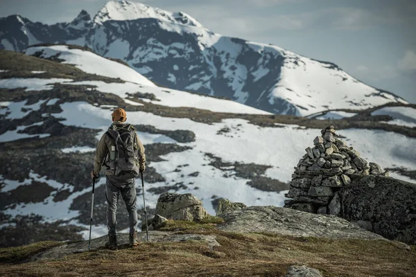Caminhante Caucasiano Mochileiro Seus Anos Uma Pitoresca Montanha Norueguesa Trilha — Fotografia de Stock