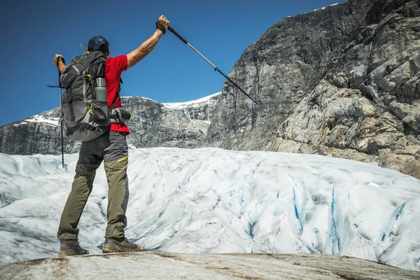 Καυκάσιος Backpacker Πεζοπορία Σκηνικό Νορβηγικό Παγετώνα Κρατώντας Χέρια Του Ψηλά — Φωτογραφία Αρχείου