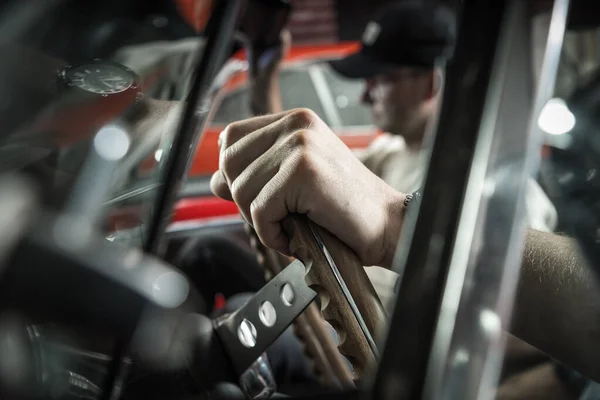 Δύο Τύποι Μέσα Ένα Κλασικό Αυτοκίνητο Χέρι Στο Τιμόνι Close — Φωτογραφία Αρχείου