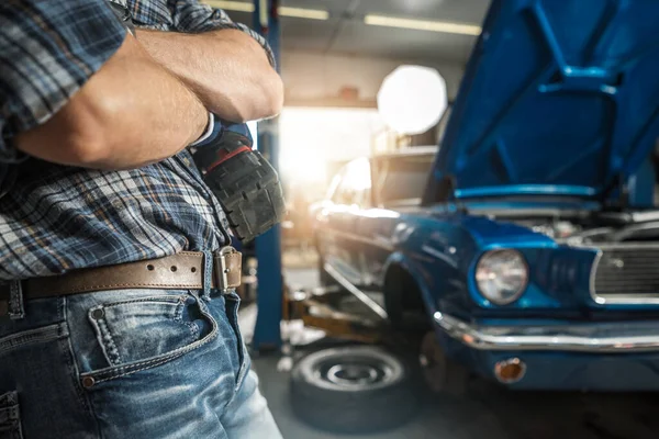 Oldtimer Restaurierungsprojekt Konzeptfoto Mit Mechaniker Und Seinem Klassischen Muscle Car — Stockfoto