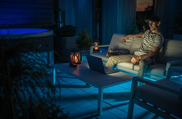 남자가 노트북으로 영화를 있습니다 정원에서 — 스톡 사진