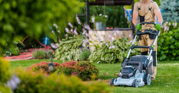 Trädgårdsmästare Tar Hand Gräsmatta Trimning Gräs Med Hjälp Elektrisk Mower — Stockfoto