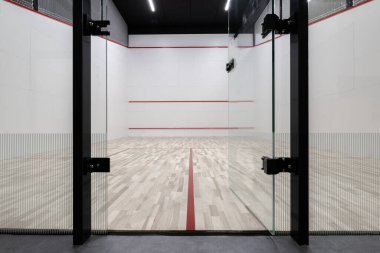 Modern Squash Court Geniş Açı Görünümü Bekleyen Oyuncular. Camsı Giriş