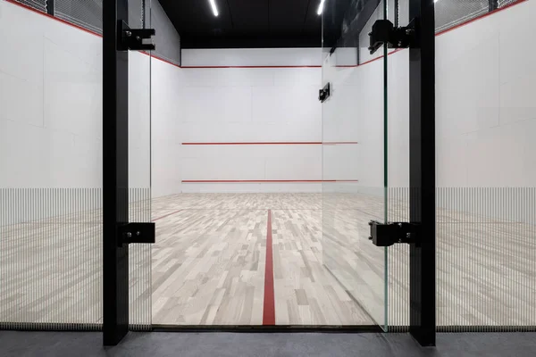 Modern Squash Court Széles Látószögű Várakozó Játékosok Üveges Bejárat — Stock Fotó