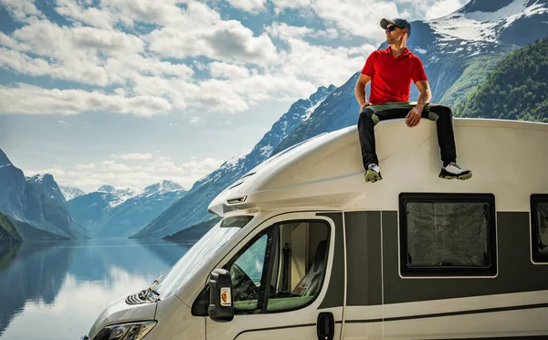Motor Home Propietario Sus Vacaciones Noruegas Sentarse Camper Van Roof — Foto de Stock