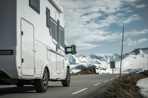 Recreatievoertuig Camper Van Motor Home Een Prachtige Noorse Bergroute — Stockfoto