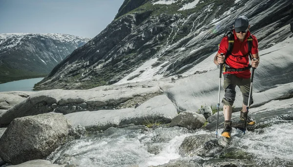 風景ノルウェー氷河トレイルのバックパック付き彼の40代の白人ハイカー 屋外のテーマ — ストック写真