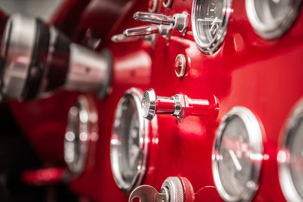 American Classic Muscle Car Elegant Röd Instrumentpanel Med Kromade Brytare — Stockfoto