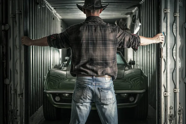 Cowboy Caucasico Sulla Quarantina Che Apre Suo Magazzino Con Auto — Foto Stock