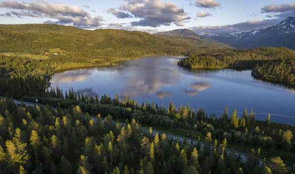 Norwegia Nordland County Krajobraz Malowniczy Jeziorem Górami — Zdjęcie stockowe
