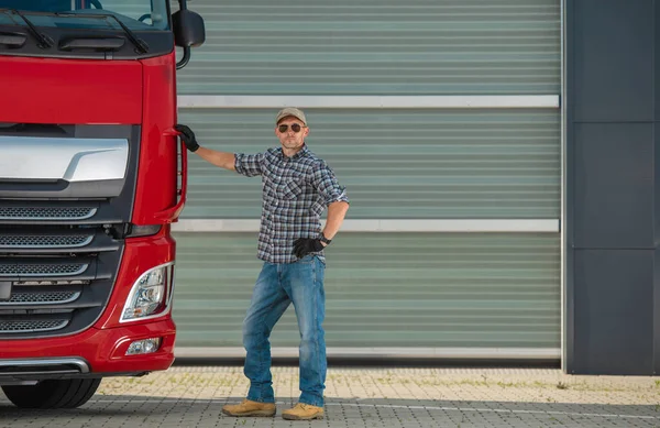 プロユーロトラックと彼のブランドの新しいセミトラクタートラック ヘビーデューティー輸送業 — ストック写真