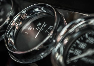 Klasik Araba İçinde Zarif Vintage Ampler Göstergesi. Otomotiv Teması.