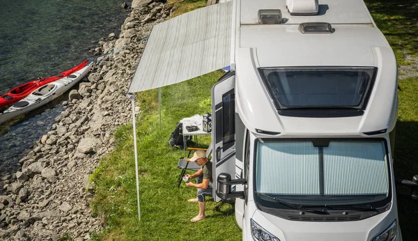 Lake Front Camping Mit Wohnmobil Thema Moderne Freizeitfahrzeuge — Stockfoto