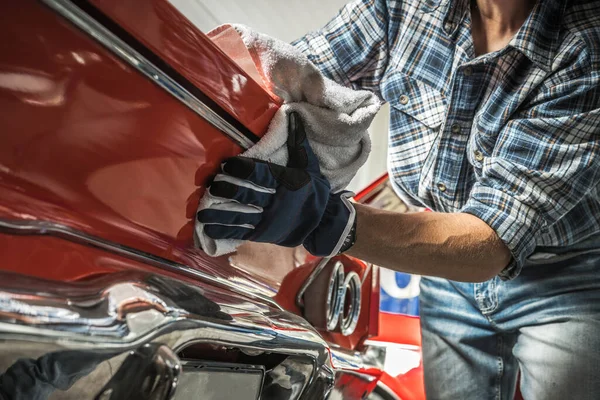 Caucasian Classic Car Restoration Worker Cleaning One Vehicle — Stock Photo, Image