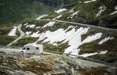 Ünlü Trollstigen Geçidi Yolu 'ndaki modern karavan kamyonu.