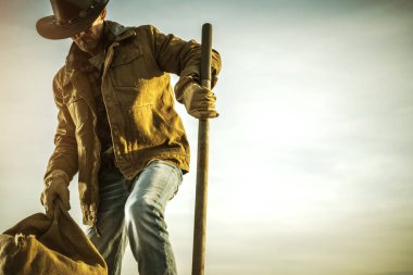 Kafkas Kovboy Çiftliği 40 'lı yaşlarında. Bacağını bir bahçe çatalında dinlendiriyor.