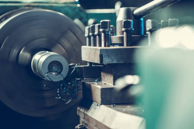 Modern Torna Makinesi Metal İşleme Parçası Yakın Çekim. Metal Çalışmaları Endüstrisi.