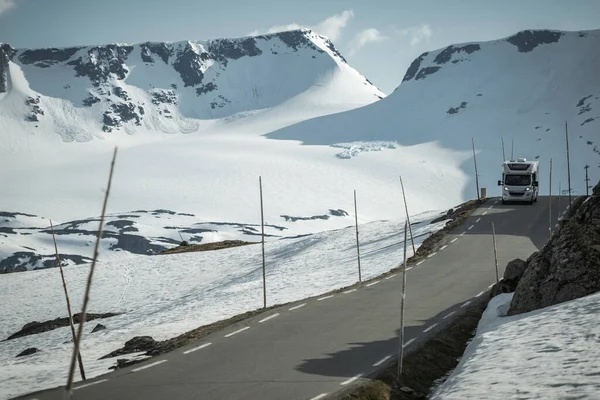 Camper Van Uma Rota Panorâmica Montanha Norueguesa Paisagem Norueguesa Pela — Fotografia de Stock