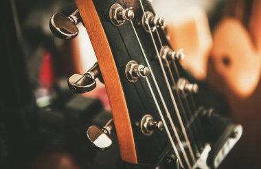 Gitar Başı ve Akort Anahtarları Yakından Fotoğraf. Müzik ve Eğlence Endüstrisi Teması.