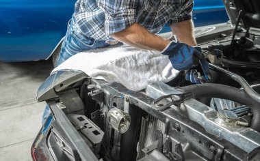 Kafkas Araba Tamircisi Benzin Yanan Motor Aracı Dükkanının İçinde