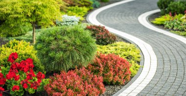 Zarif Sarmal Beton Tuğlalar Bahçe Bahçesi Yolu 'nu yaptı. Peyzaj Endüstrisi TemasıName.