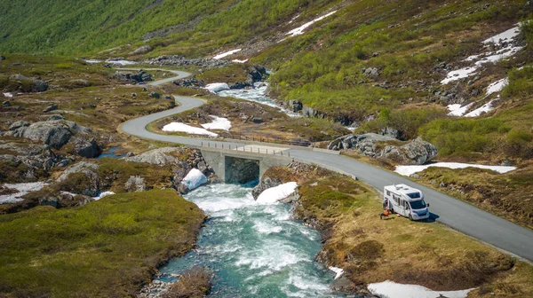 Norwegian Scenic Mountain Road Camper Van Next River Открытом Воздухе — стоковое фото