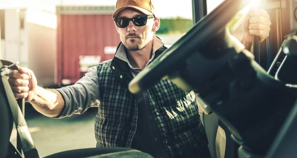 Yarı Kamyon Şoförü Modern Traktör Sonraki Durak Için Hazırlanılıyor — Stok fotoğraf