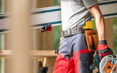 İnşaat Müteahhiti Elindeki Aletlerle Yakınlaşarak Fotoğraf Çekiyor.