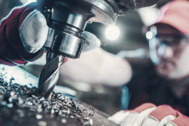 Metal İşçisi Ağır Görevli Profesyonel Metal Sondaj Makinesi Kullanıyor
