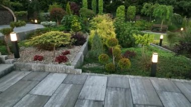 Arka Bahçe, Modern LED Işıklandırma Sistemi tarafından aydınlatıldı. Açık hava Işıkları.