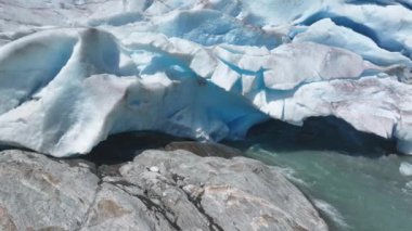 Sıcak ve güneşli yaz gününde Norveç Buzul Tepesi