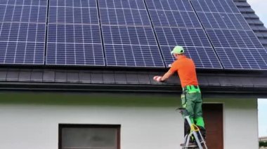 Residential Photovoltaic Solar Roof 'dan yenilenebilir enerji. Çalışan Teknisyen