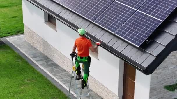 Ujian Atap Surya Fotovoltaik Oleh Teknisi Energi Terbarukan Profesional — Stok Video