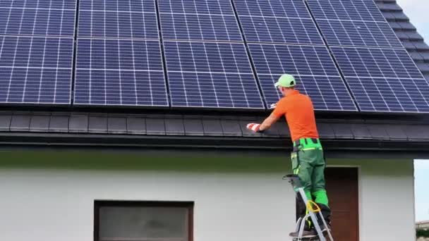 Energia Renovável Telhado Solar Fotovoltaico Residencial Técnico Trabalho — Vídeo de Stock