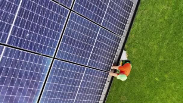 安装在屋顶上的光伏太阳能电池板的住宅可再生能源 — 图库视频影像
