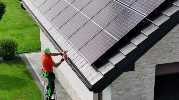 Painéis Solares Fotovoltaicos Instalador Realizando Exame Tema Indústria Energia Renovável — Vídeo de Stock