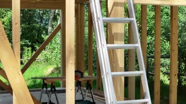 Trabajador Construcción Del Esqueleto Casa Sus Años Casa Recién Construida — Vídeo de stock