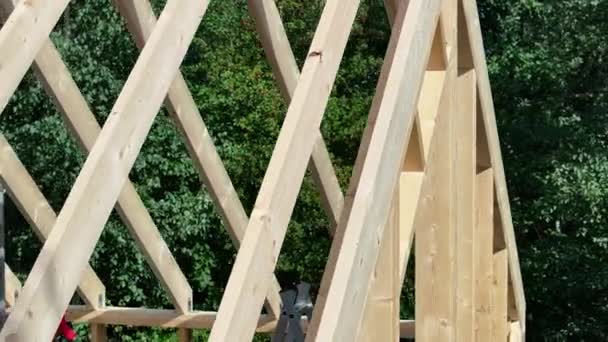 Trabajador Construcción Esqueleto Casa Madera Sus Años Marco Techo Recién — Vídeo de stock