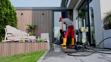 Beyaz Ev Sahibi Arka Bahçe Bahçesini Temizliyor Yüksek Basınçlı Yıkama Makinesini kullanarak