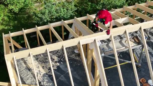 建設業のテーマについて 木製のスケルトン ハウス フレームと請負業者 — ストック動画