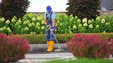 Modern Basınç Makinesi kullanarak İşçi Basınçlı Temizleme Konutları Garaj Yolu