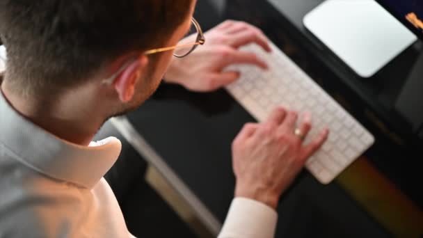 코카서스 사무실 노동자는 컴퓨터 작업에 초점을 맞추었다 컴퓨터 마우스닫기 온라인 — 비디오