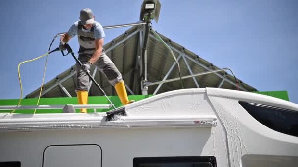 Fritidsfordon Camper Van Pressure Tvättning Utförs Kaukasisk Man Förbereda Husbil — Stockvideo