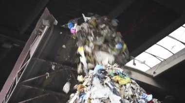 Atık Ayıklama Tesisi Çöp Taşıyıcı Endüstriyel TemasıComment