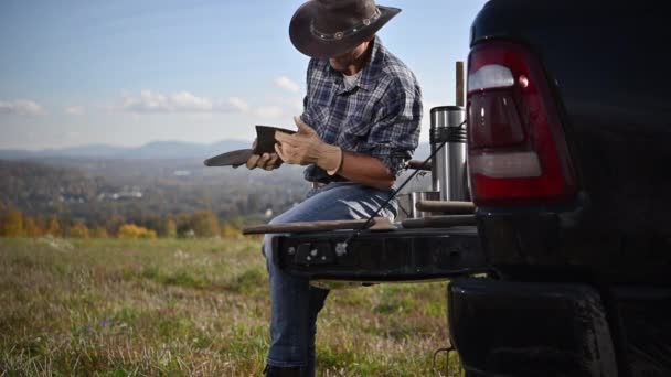 Caucasien Cowboy Rancher Assis Sur Son Pick Camion Cargo Lit — Video