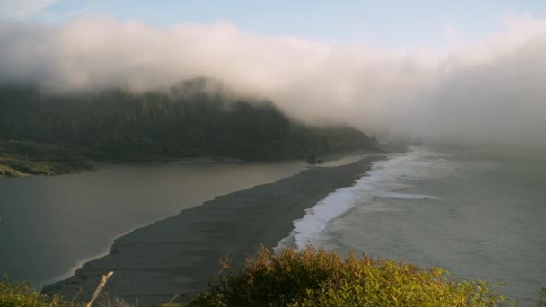 Mist Boven Klamath River Delta Stille Oceaan — Stockvideo