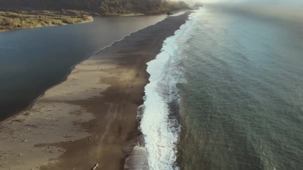 Вид Воздуха Дельту Реки Кламат Пляж Тихого Океана — стоковое видео