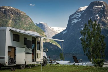 Modern RV Eğlence Aracı Norveç Buzul Manzarasının Önüne Park Edildi